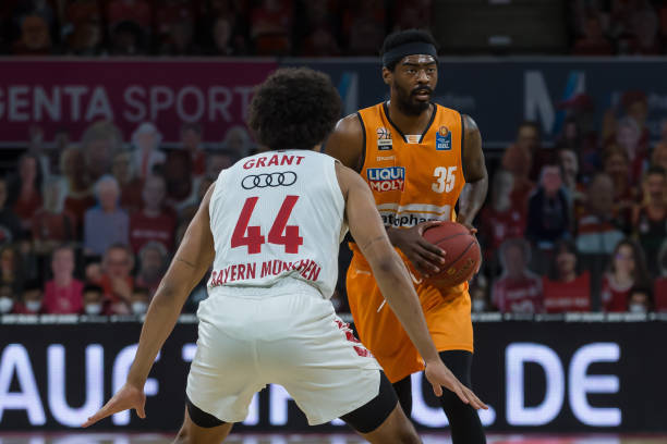 球员仍需面 球员仍需面