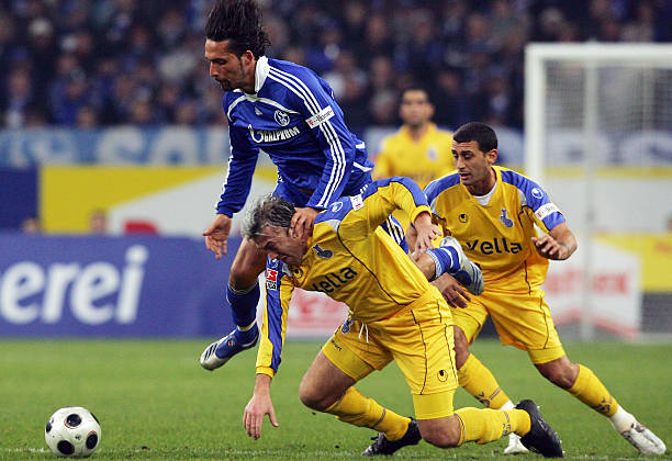 换人遭球迷唱歌嘲讽，萨尔进球后澳波做捂耳手势，结果进球被吹.